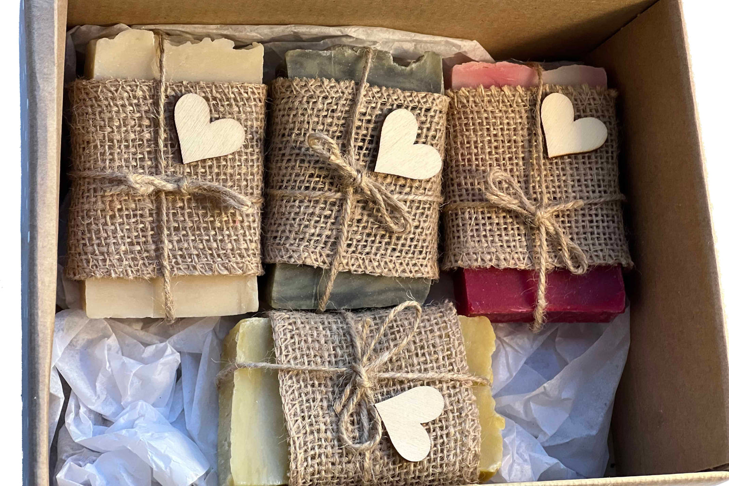 Bellísimas cajas de regalo con kit de tres jabones artesanales mexicanos.